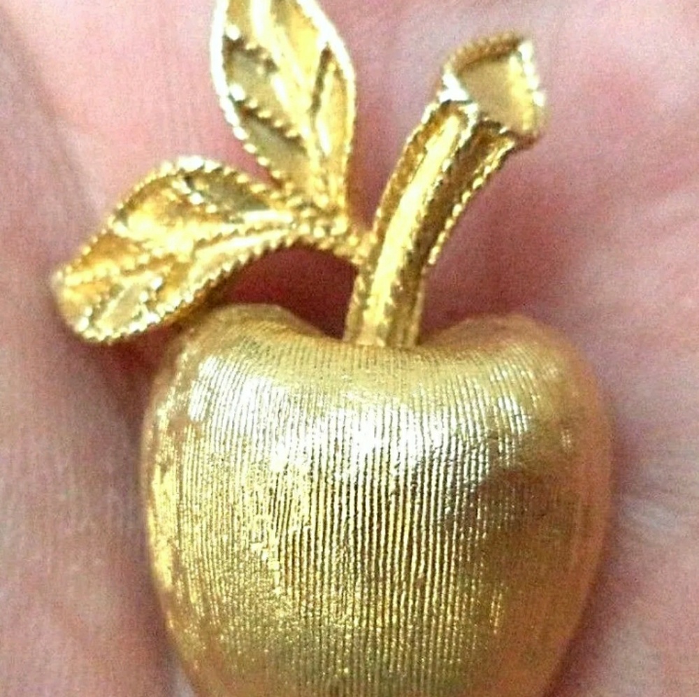 VTG Signed Avon Textured Gold Tone Apple Brooch